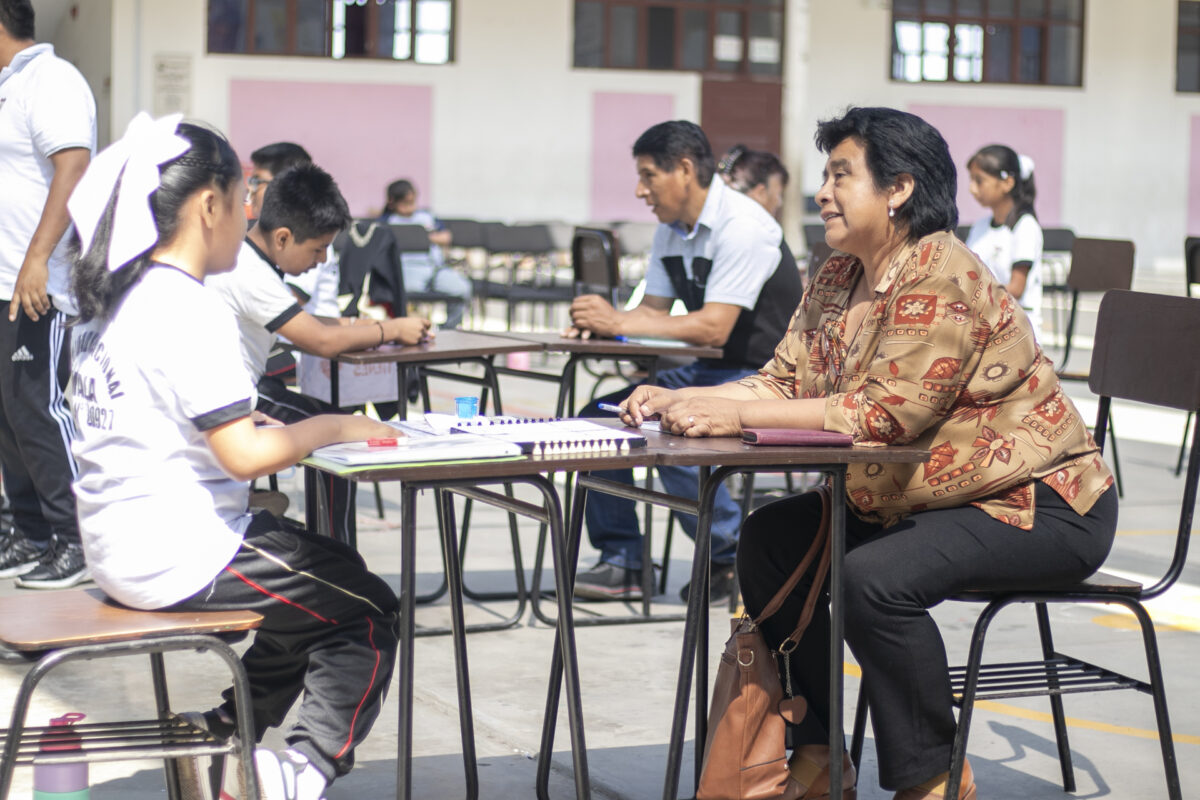 Directora de la I.E N° 20163 Jorge Chávez siendo tutorada por estudiante de primaria.