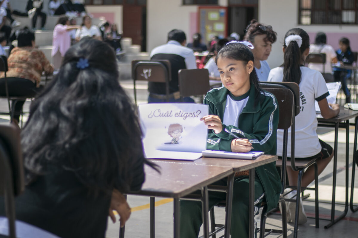 Estudiante de Cañete danto tutoría a madre de familia.