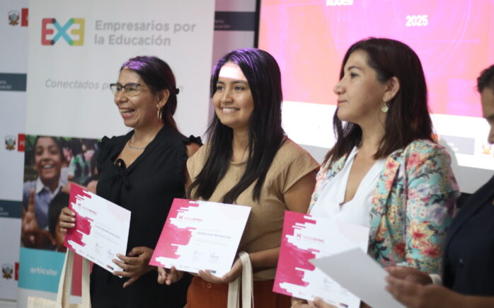 Docentes reciben reconocimiento durante el inicio de la segunda etapa del programa MentorIA Perú sobre Inteligencia Artificial en educación.