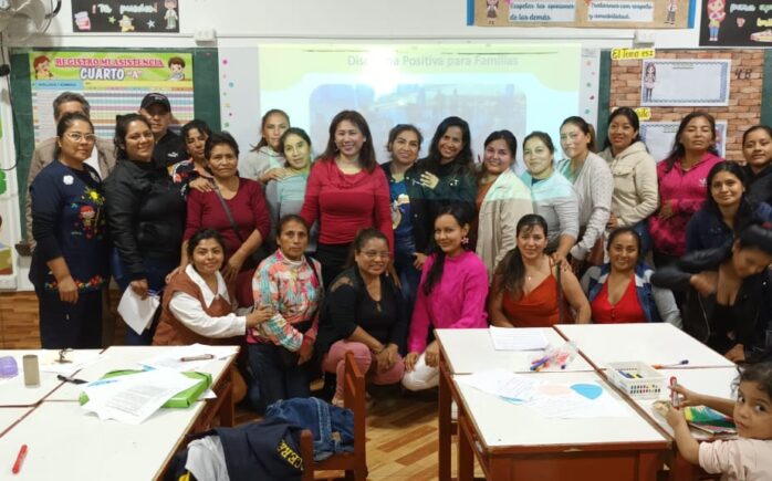 Grupo de madres y docentes participantes del primer taller de Escuela para Padres en Chiclayo, enfocado en disciplina positiva y desarrollo socioemocional infantil.