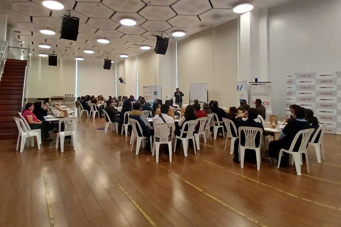 Docentes reunidos durante el taller presencial ONEM AA 2025 en Lima Metropolitana, dirigido a fortalecer estrategias de enseñanza en matemática.