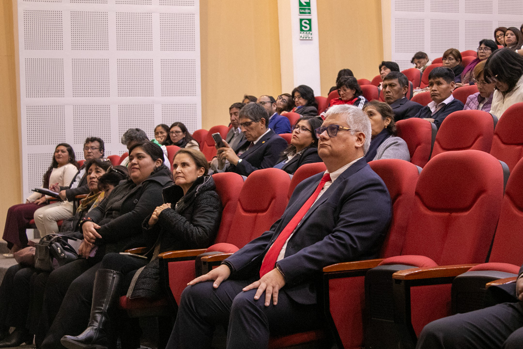 Autoridades, entre ellas Luciana Puente y Cristian Acuña, junto a docentes asistentes durante el evento de lanzamiento de MentorIA Perú en Arequipa.