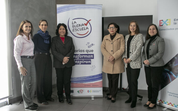 Autoridades educativas y representantes de Empresarios por la Educación posan junto al panel oficial de La Buena Escuela 2025 durante su lanzamiento.