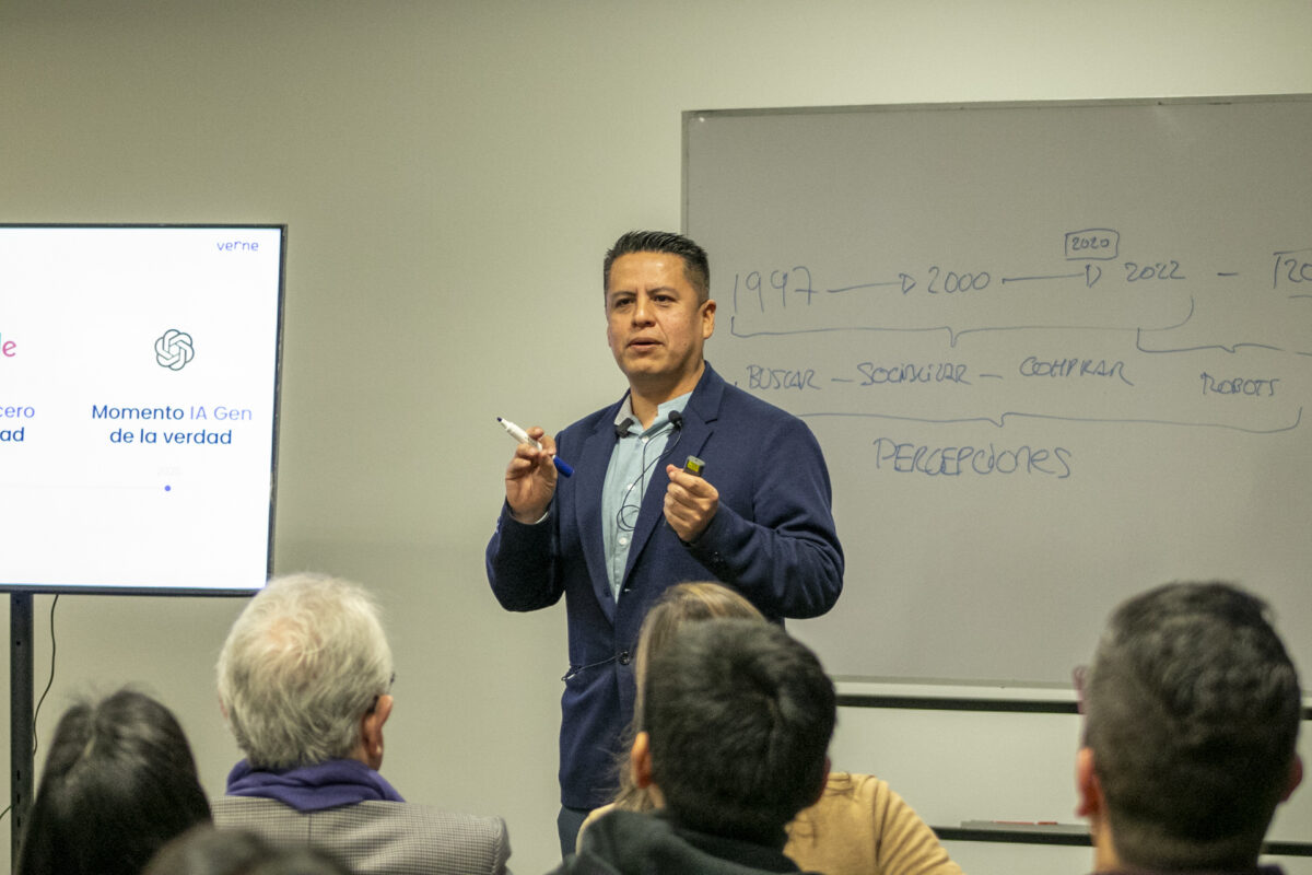Víctor Lozano, CEO de Innovación en Verne Comunicación e Innovación, exponiendo sobre Inteligencia Artificial y Generative Engine Optimization ante asociados de ExE.