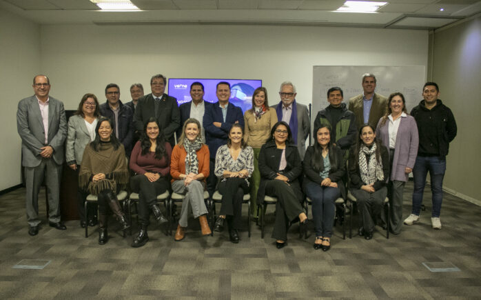 Asociados y equipo de Empresarios por la Educación junto a Víctor Lozano tras el desayuno sobre Inteligencia Artificial realizado en Lima.