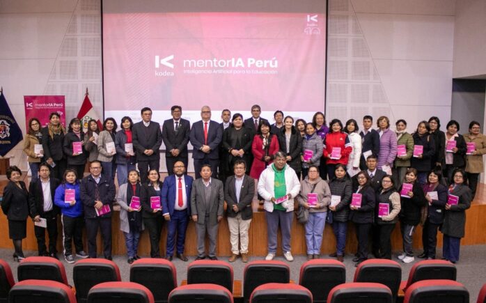 Docentes y autoridades durante el lanzamiento de MentorIA Perú en Arequipa, con participación de Luciana Puente de Empresarios por la Educación y Cristian Acuña del MINEDU.