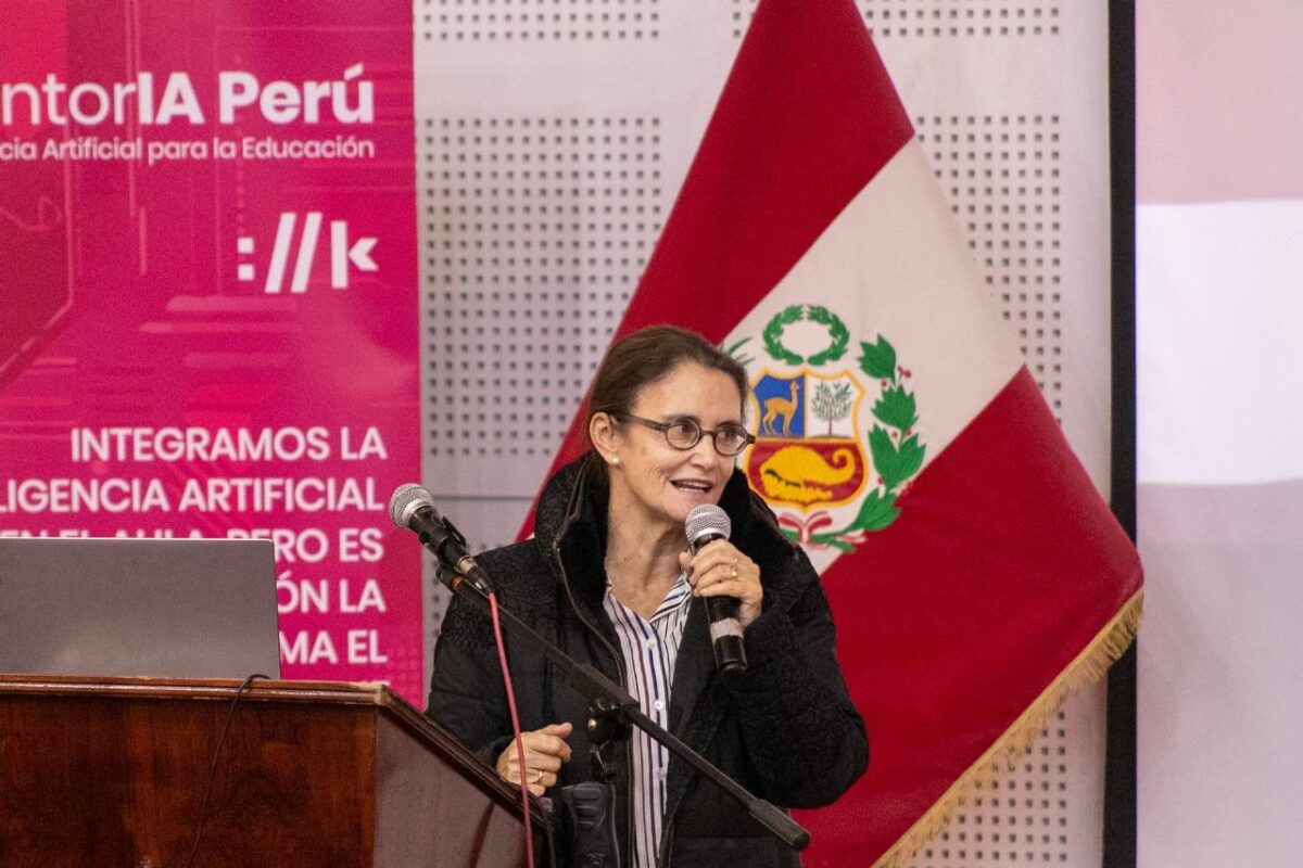 Luciana Puente Berry, Gerente General de Empresarios por la Educación, durante su intervención en el lanzamiento de MentorIA Perú en Arequipa.