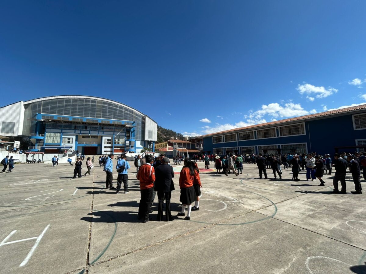 Estudiantes reunidos en patio escolar durante la Olimpiada Nacional Escolar de Matemática ONEM 2025.