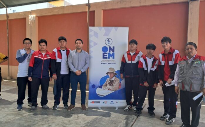 Estudiantes de secundaria rindiendo la prueba de la XXI Olimpiada Nacional Escolar de Matemática ONEM 2025 en un aula.