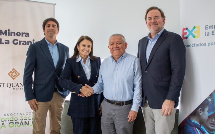 Representantes de Empresarios por la Educación y la Asociación Fondo Social La Granja durante la firma del convenio para fortalecer aprendizajes en Querocoto, Cajamarca.