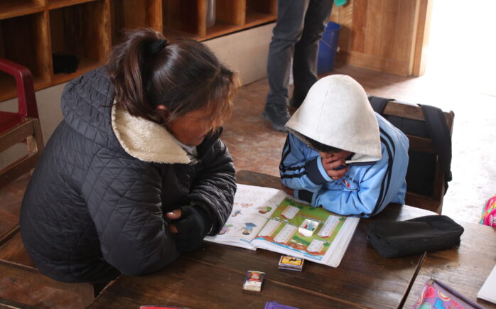 Docente acompaña a su estudiante en actividades de aprendizaje en el marco del programa TGP Integrados por la Educación en Ayacucho.