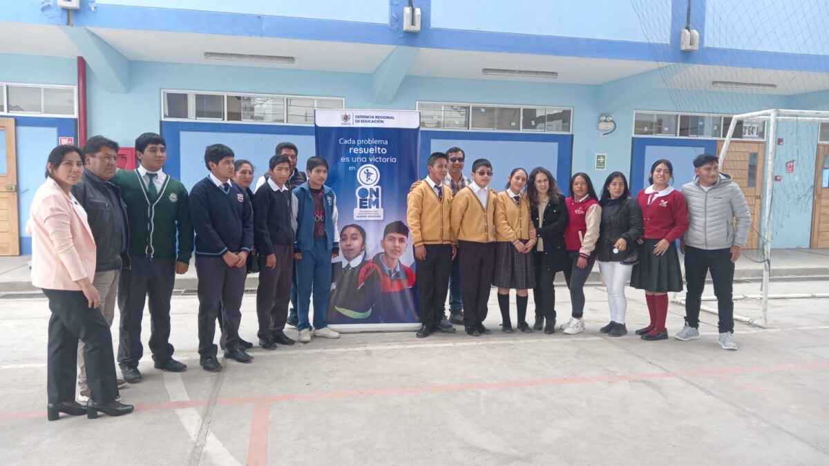 Docentes y estudiantes participantes de la Etapa Regional de la XXI Olimpiada Nacional Escolar de Matemática – Aceros Arequipa.