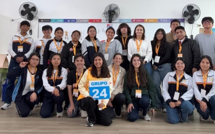 Estudiantes de distintas regiones del Perú junto a Luciana Puente durante el CADE Escolar 2025, evento organizado por IPAE Acción Empresarial.