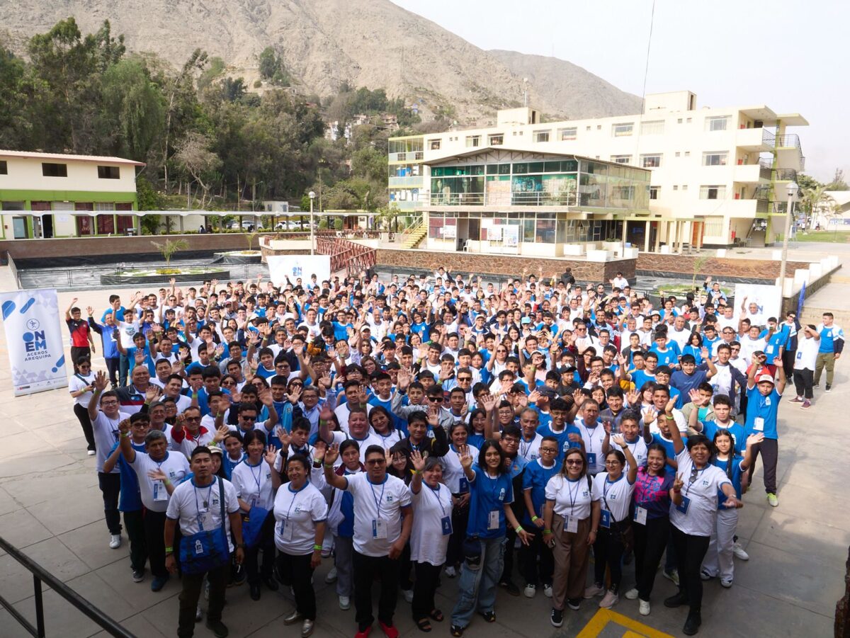 Estudiantes finalistas de la ONEM 2025 posan en una sede recreacional en Lima durante una jornada de integración.