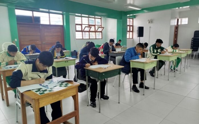 Estudiantes de secundaria resolviendo la prueba de la Etapa Regional de la Olimpiada Nacional Escolar de Matemática 2025.