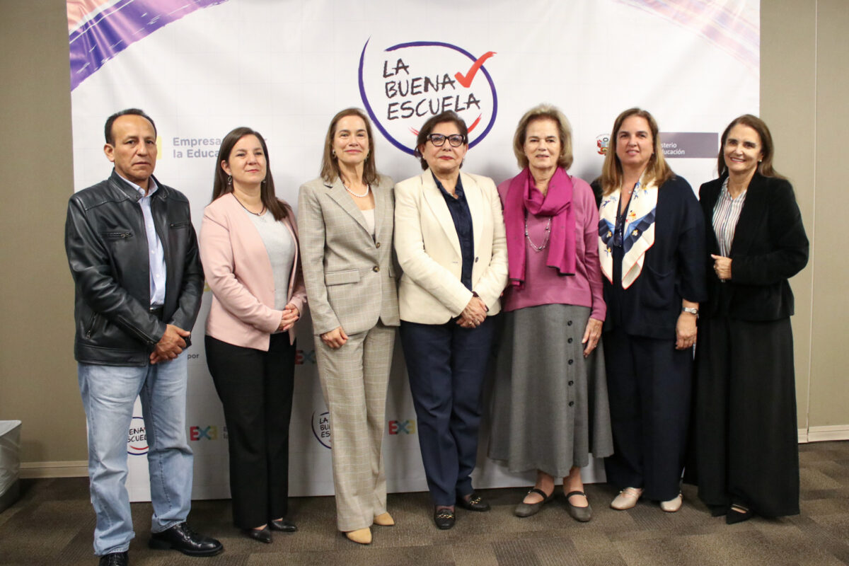 Invitados del MINEDU, ExE y la familia Morales en ceremonia de premiación de La Buena Escuela 2025