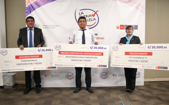 Ganadores del concurso La Buena Escuela 2025 junto a sus premios y cheques simbólicos