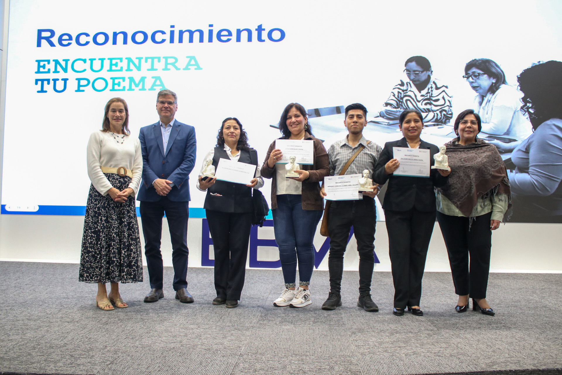 Ganadores del reconocimiento a los mejores trabajos de Encuentra tu Poema 2025 posan con sus diplomas y estatuillas.