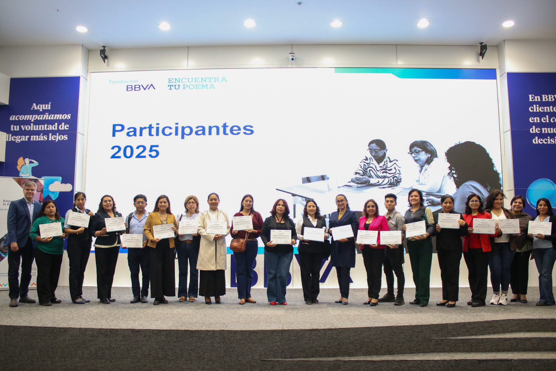 Texto alternativo: Docentes reconocidos por su participación en el programa Encuentra tu Poema 2025 posan con sus diplomas en el evento de cierre.