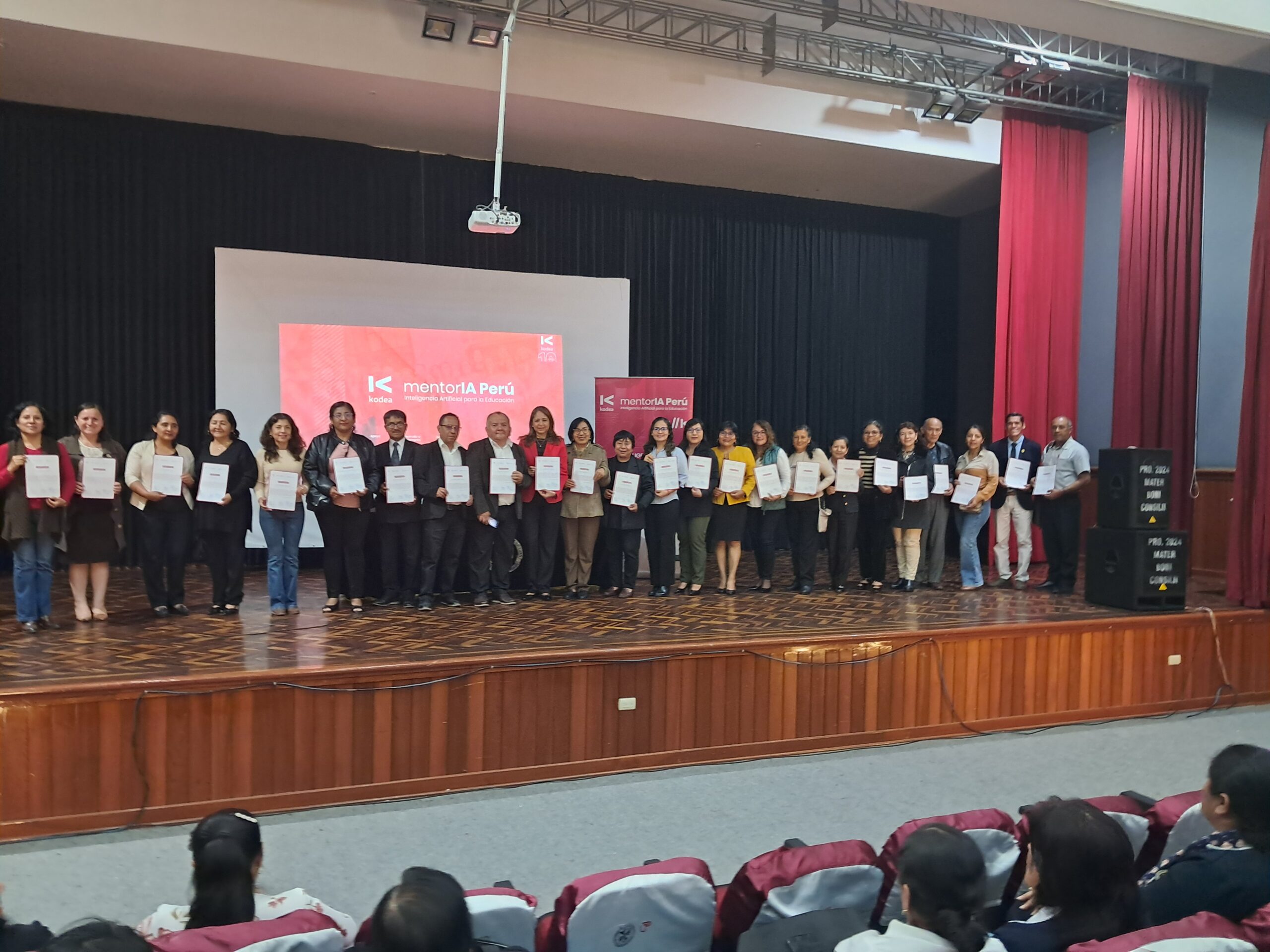 Docentes de Arequipa reciben certificados de participación al culminar su formación en el programa MentorIA Perú.