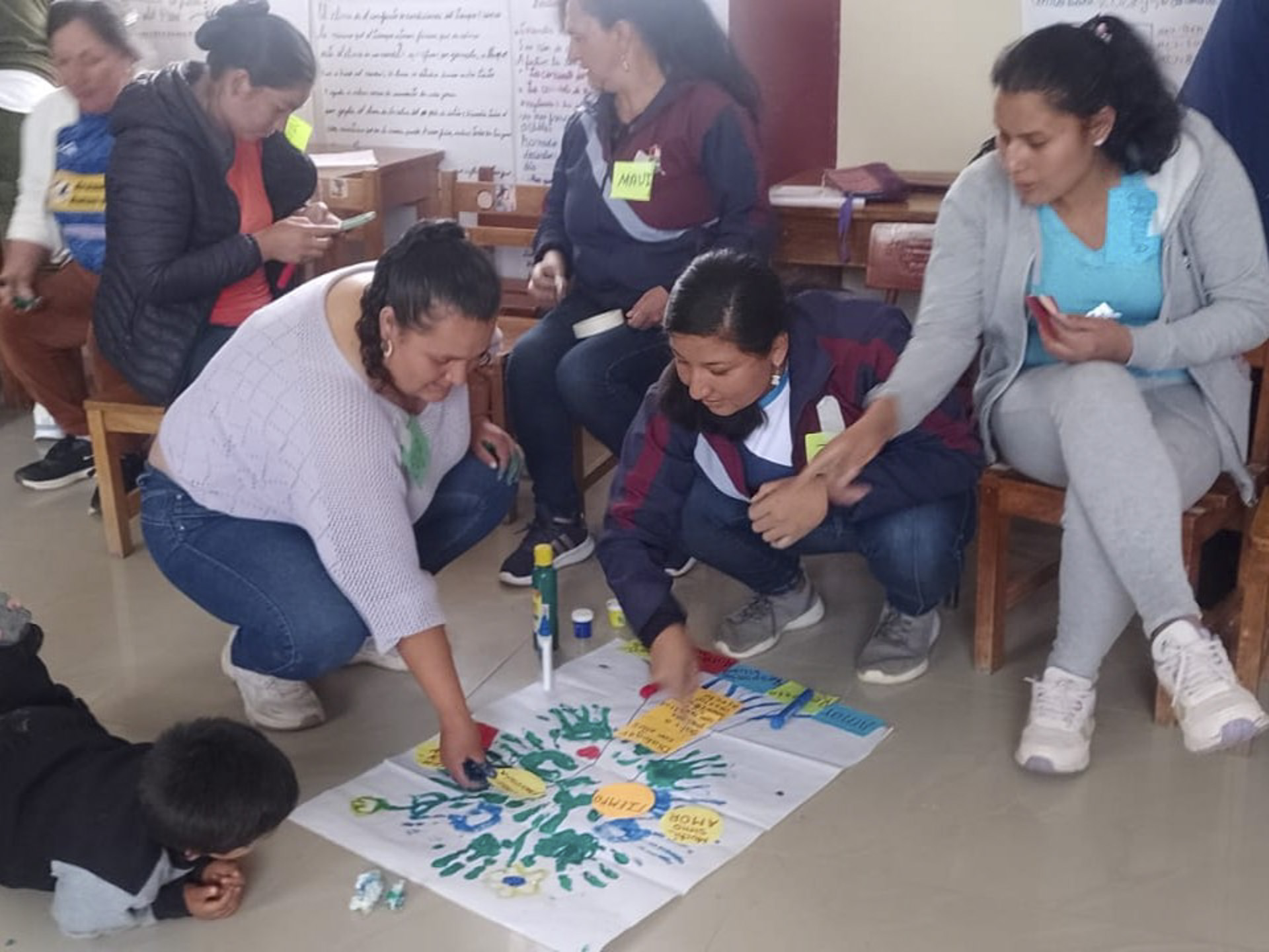 Presentación grupal de docentes y padres durante cierre de taller educativo en Cajamarca