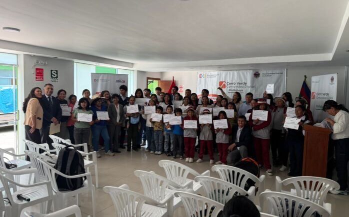 Participantes del programa Cerro Verde Comunidad Digital reciben sus certificados en la ceremonia de clausura junto a autoridades locales y representantes de ExE.
