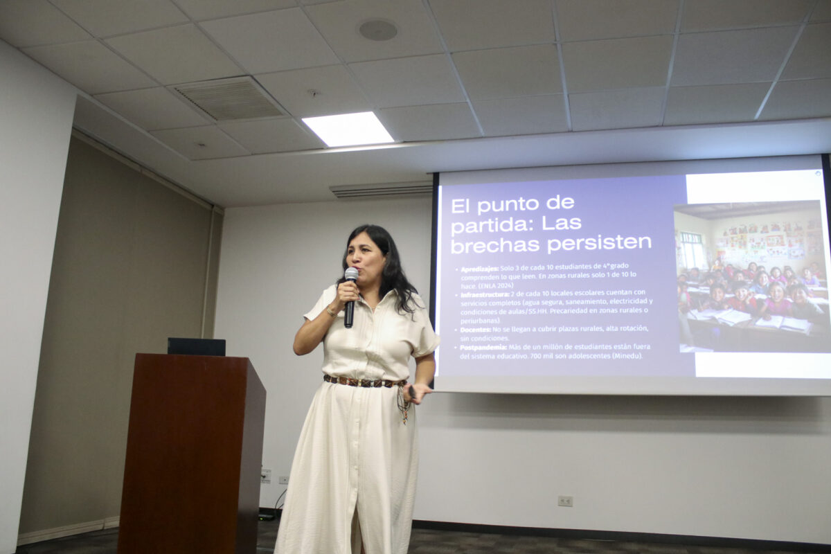 Flor Pablo Medina expone sobre políticas educativas durante el desayuno por el 19 aniversario de ExE