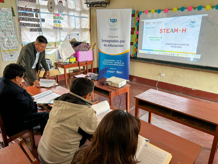 Docentes aplican metodologías STEAM y aprendizaje basado en problemas durante capacitación en Ayacucho.