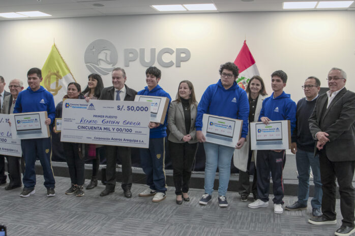 Ganadores del Concurso Nacional de Matemáticas Aceros Arequipa durante ceremonia de premiación en Perú.
