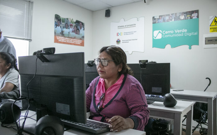 Mujer participando en capacitación de inclusión digital para mujeres en el programa Comunidad Digital Mollebaya en Perú.