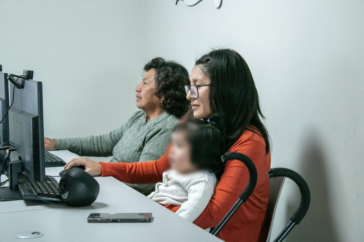 Mujeres de Mollebaya participando en capacitación de alfabetización digital del programa Comunidad Digital impulsado por Cerro Verde y Empresarios por la Educación.