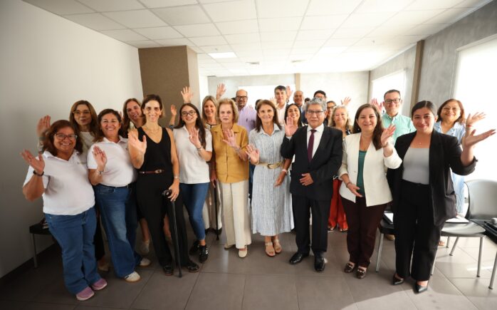 Equipo de Empresarios por la Educación y aliados en lanzamiento del concurso La Buena Escuela 2026 en Perú.