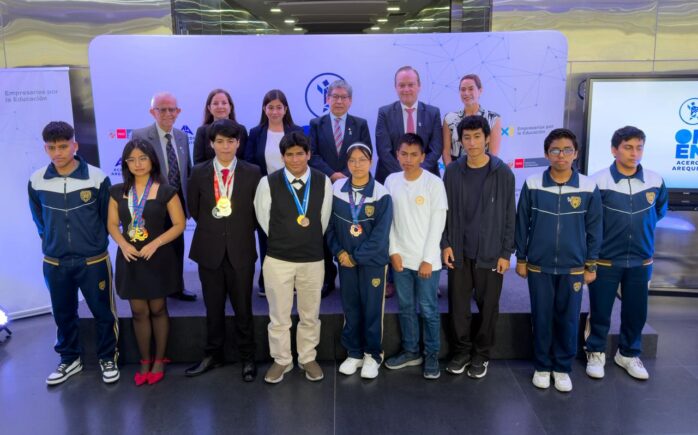 Estudiantes peruanos ganadores de olimpiadas matemáticas posan con medallas junto a autoridades en evento de lanzamiento ONEM 2026