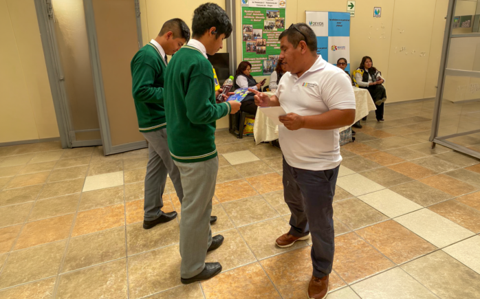Representante de Empresarios por la Educación presenta programas educativos a estudiantes durante la Feria Educativa Regional de Arequipa