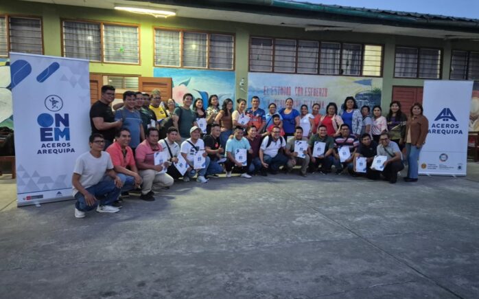 Docentes participan en jornada descentralizada de formación de la ONEM Aceros Arequipa 2026 en una institución educativa