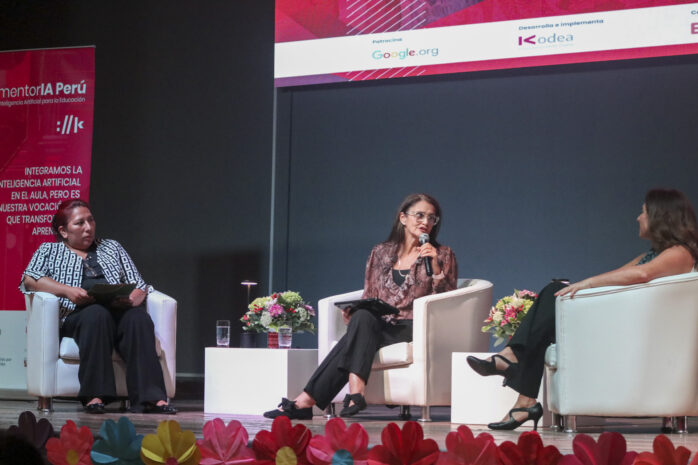 Especialistas participan en conversatorio sobre inteligencia artificial y educación durante cierre nacional de MentorIA Perú