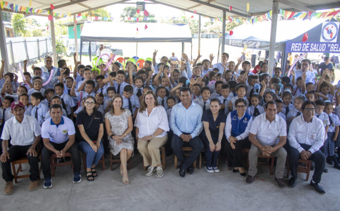 Representantes de Empresarios por la Educación entregan los premios a uno de los colegios ganadores de La Buena Escuela 2025.