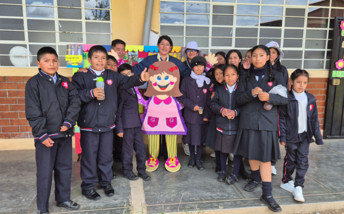 Estudiantes y docentes de una institución educativa pública participante en el concurso La Buena Escuela 2026.