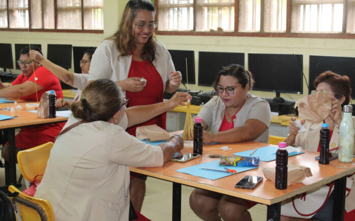 Docentes de Ucayali participan en una jornada de formación del programa Escuelas Indagadoras para fortalecer la enseñanza de matemática.