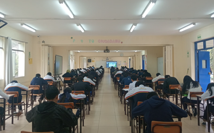 Estudiantes de secundaria rinden la Etapa Institución Educativa de la ONEM Aceros Arequipa 2026 en una institución educativa.