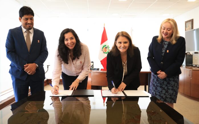 Representantes de Empresarios por la Educación y del Ministerio de Cultura firman un convenio de cooperación para fortalecer la interculturalidad en la educación.