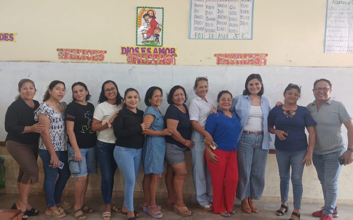 Docentes de educación primaria de Pucallpa participan en una jornada de capacitación del programa Escuelas Indagadoras.