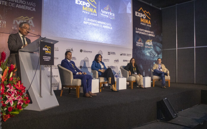 Foro Educación y Futuro de EXPOMINA Perú 2026 con representantes del sector empresarial y educativo.