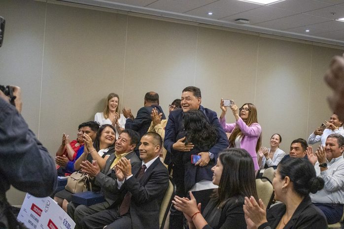 Representantes de las escuelas finalistas celebran durante la ceremonia de premiación de La Buena Escuela 2026, organizada por Empresarios por la Educación.