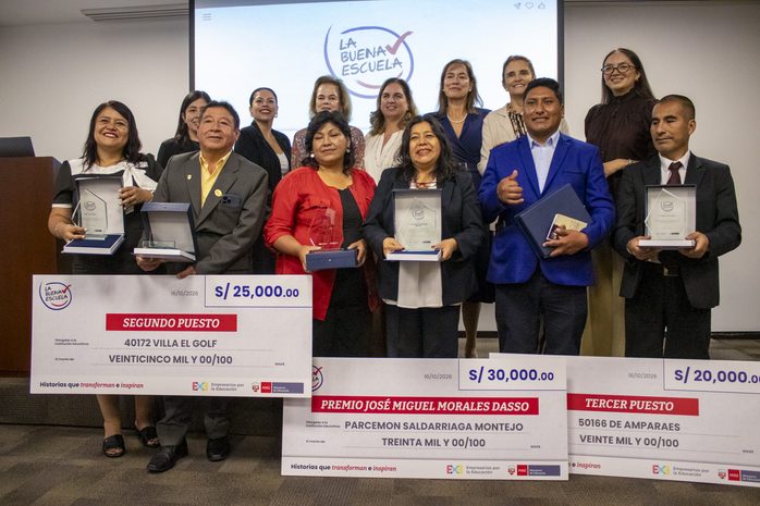 Representantes de los colegios ganadores de La Buena Escuela 2026 reciben sus reconocimientos y premios durante la ceremonia organizada por Empresarios por la Educación.