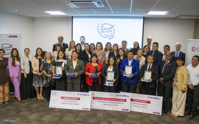 Representantes de las escuelas ganadoras y finalistas de La Buena Escuela 2026 durante la ceremonia de premiación organizada por Empresarios por la Educación.