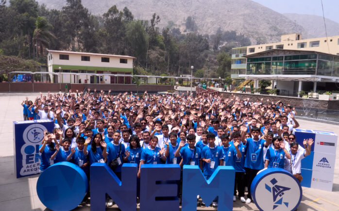 Estudiantes finalistas de las 26 regiones del Perú participan en la fotografía grupal de la Etapa Nacional de la ONEM Aceros Arequipa 2026 en Huampaní.