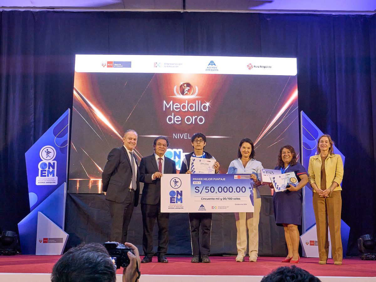 Estudiante ganador de medalla de oro del Nivel 3 de la ONEM Aceros Arequipa 2026 recibe reconocimiento y premio de S/ 50,000 durante la ceremonia nacional.