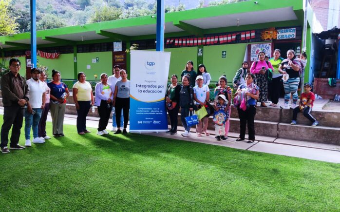 Participantes de los talleres de Disciplina Positiva de TGP y Empresarios por la Educación reunidos en una institución educativa de Ayacucho.
