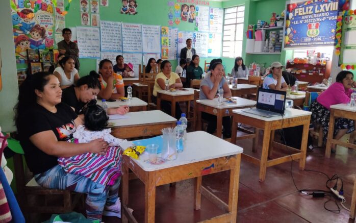 Madres y padres de familia participan en un taller de Disciplina Positiva sobre autocontrol, límites y cooperación en el hogar en Ayacucho.